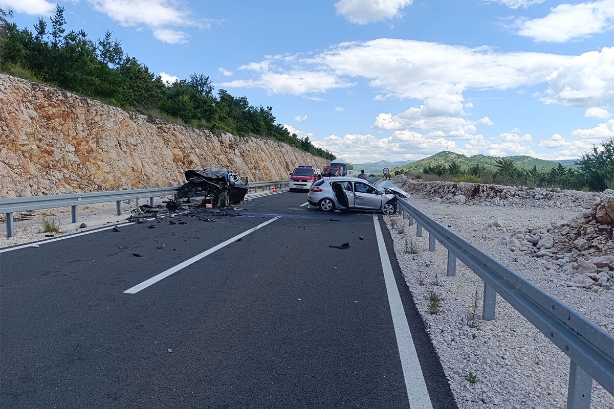 Teška nesreća kod Stoca: Poginula jedna osoba, petoro povrijeđeno