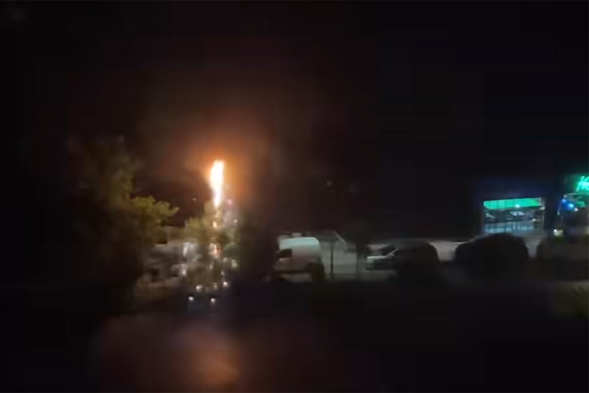 Požar u Banjaluci: Zapalila se bandera, intervenisali vatrogasci i električari (VIDEO)