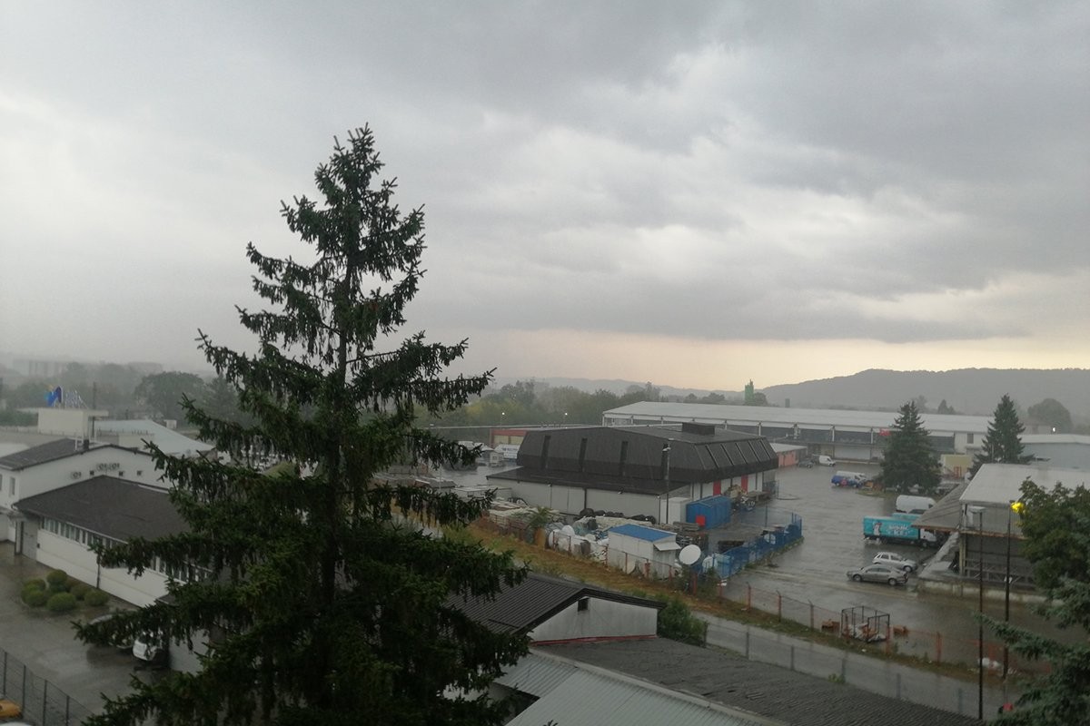 Stižu jača kiša i pljuskovi sa grmljavinom