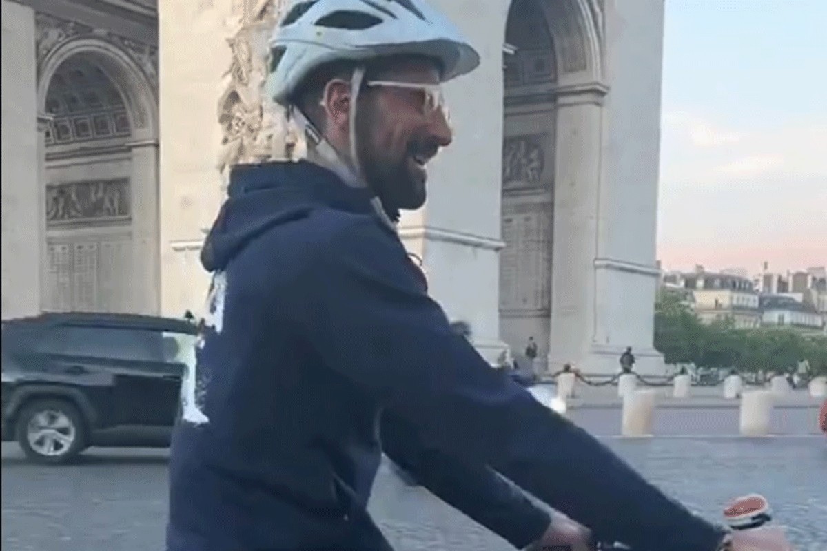 Đoković na dva točka: Biciklistička avantura kod Trijumfalne kapije (VIDEO)