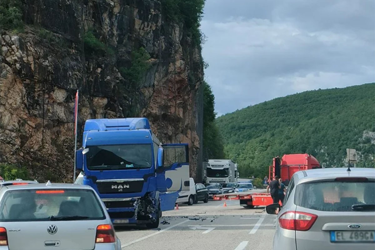 Sudar dva kamiona kod Mrkonjić Grada, saobraćaj obustavljen