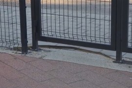 Zmija pred banjalučkom školom, roditelji zabrinuti (VIDEO)