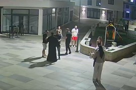 Sveštenik napadnut u centru grada (VIDEO)