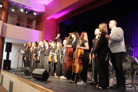 Orkestar trebinjske Gimnazije digao publiku na noge, zapjevao i ...