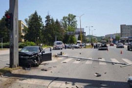Sudar tri vozila u Tuzli, šestoro povrijeđenih