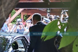 Nakon dvanaestočasovnog pretresa, Milan Miličević izveden iz kuće