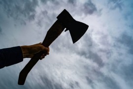 Jurio sjekirom suprugu, ona se sakrila kod komšije