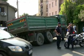 Kamion propao kroz asfalt u centru Beograda (FOTO/VIDEO)