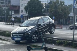 Neobična scena u Banjaluci: Automobil “spao” sa parkinga