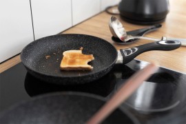 Zašto nikako ne treba koristiti izgrebane teflonske tave