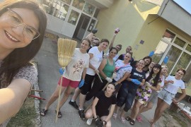 Vaspitači zasukali rukave i uredili igralište (FOTO)