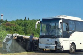 Težak udes kod Mostara: Kombi prevrnut, ima povrijeđenih