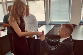 Ljubav i diploma u istom danu: Prosidba na odbrani diplomskog rada u ...