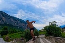 Oglasio se turista koji je skočio sa Starog mosta: "Sad sam poznat" ...