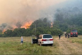 Drama u predgrađu Trebinja: Vjetar raspiruje vatru, dijelovi naselja ...
