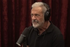 Pogledajte pored čije slike pozira Mel Gibson na Hilandaru (FOTO)