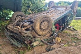 Sudar dva auta, jedan završio na krovu (FOTO)