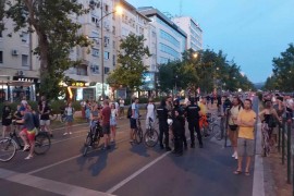 Napeto u Novom Sadu: Blokirane raskrsnice, policija legitimiše ...
