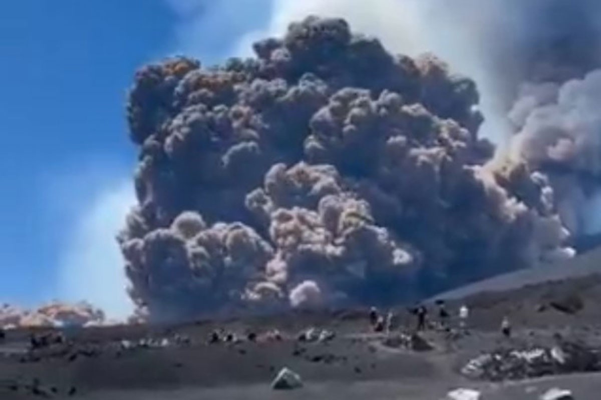 Haos na Siciliji: Etna eruptirala, turisti bježali pred dimom (VIDEO)
