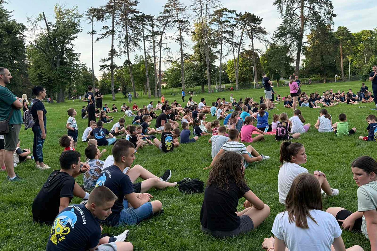 Plivači održali trening na suvom: Gradski bazen zamijenili parkom (FOTO)