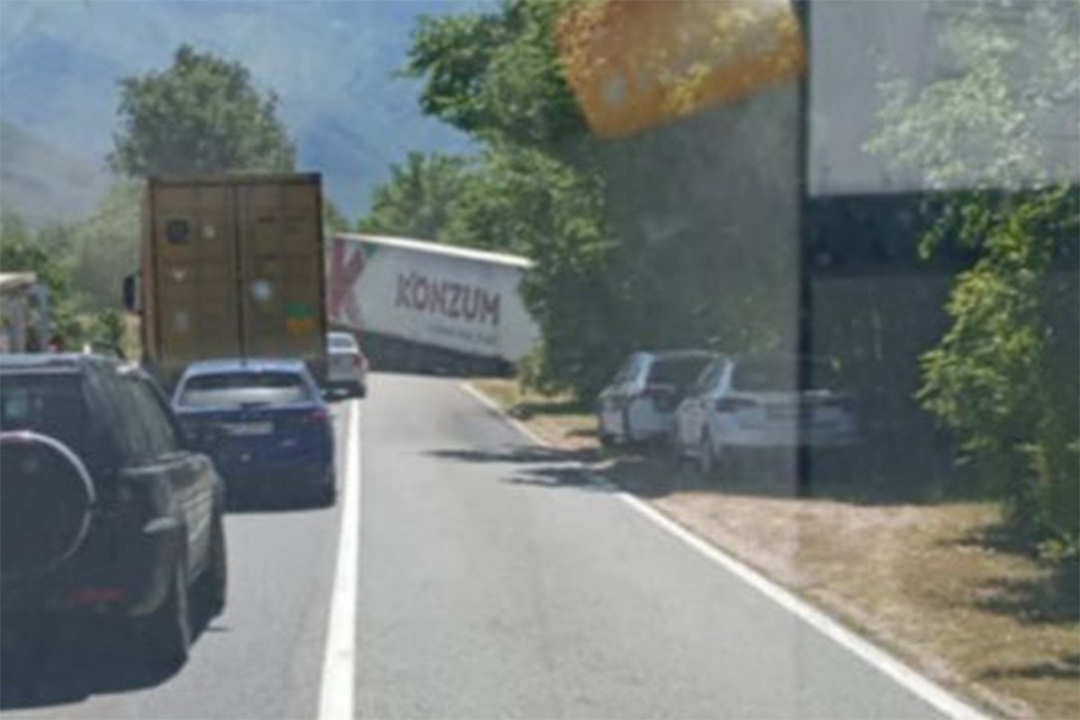Kolaps kod Mostara: Zaglavljeni u kolonama na velikim vrućinama