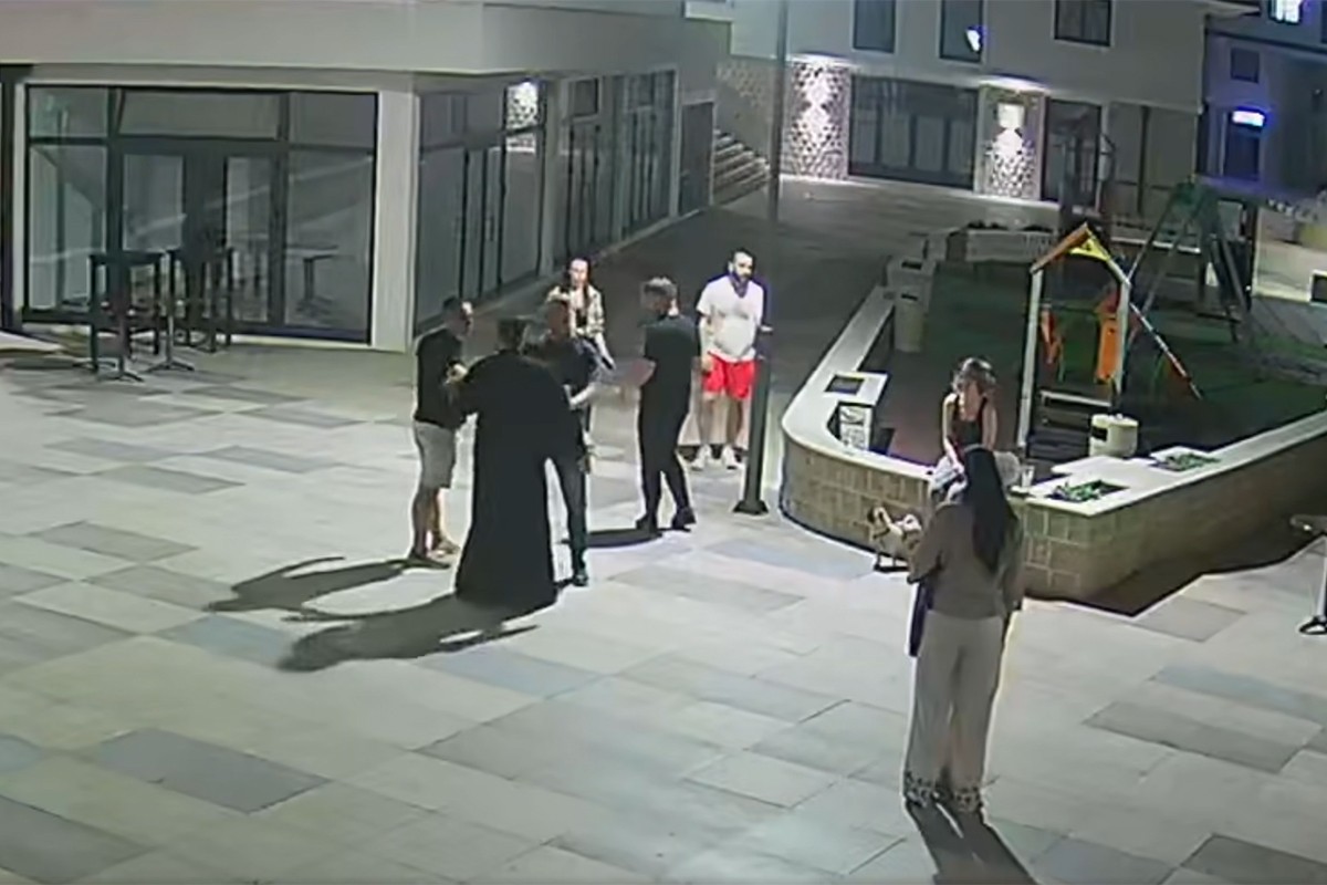 Sveštenik napadnut u centru grada (VIDEO)