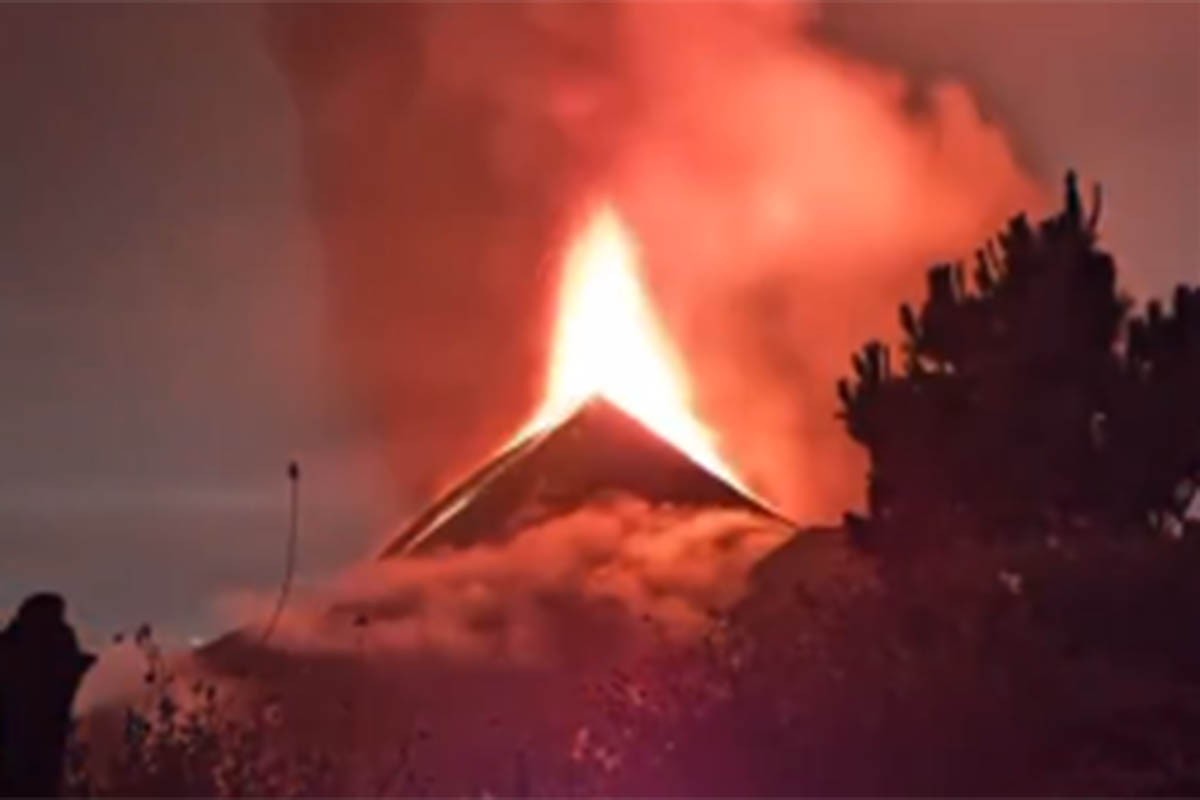 Počela evakuacija stanovništva u Gvatemali zbog erupcije vulkana Vatre (VIDEO)