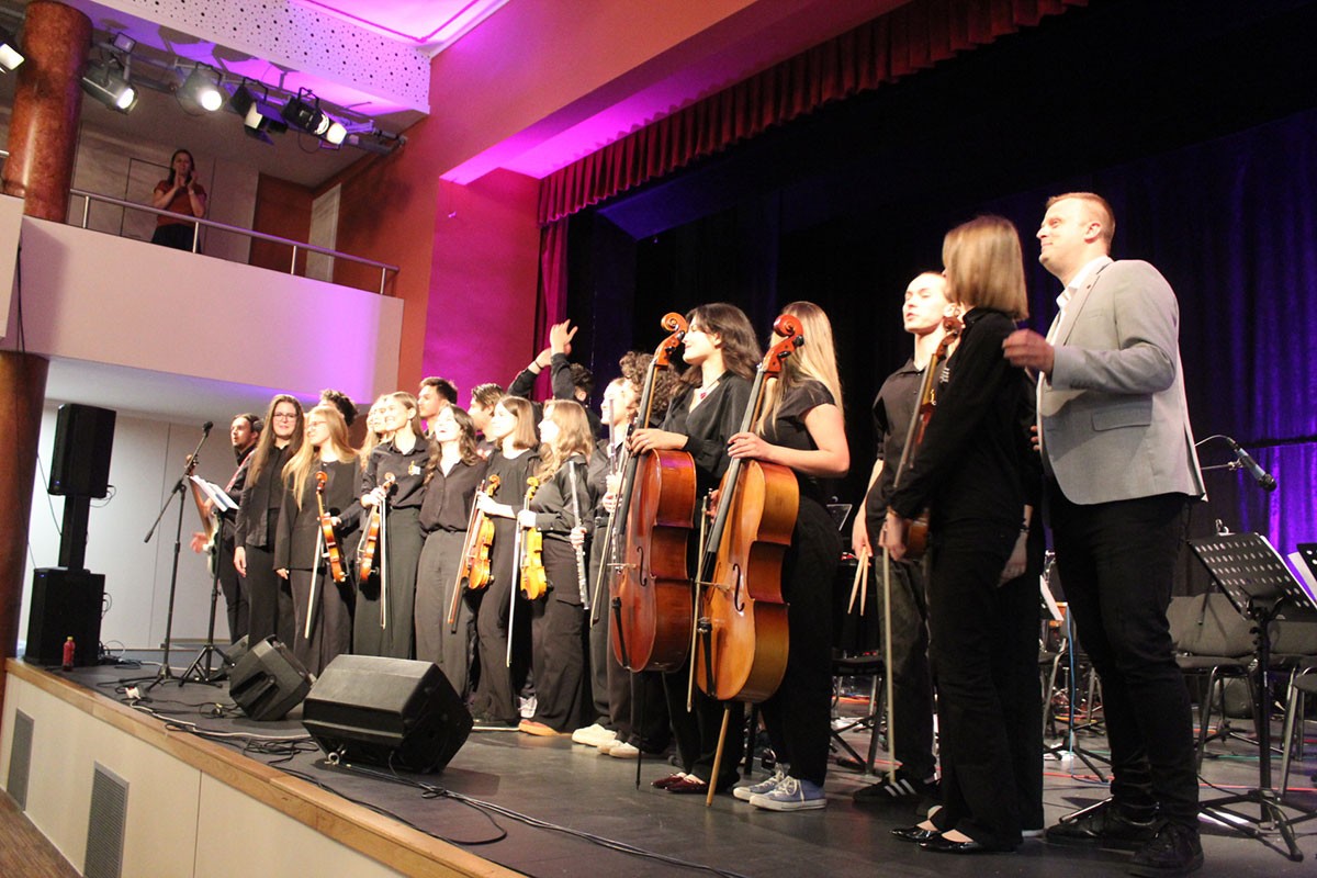 Orkestar trebinjske Gimnazije digao publiku na noge, zapjevao i direktor (VIDEO)