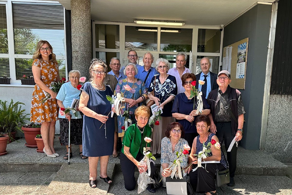 Emotivni susret u Prnjavoru: Prva generacija gimnazijalaca proslavila 60 godina mature (FOTO)