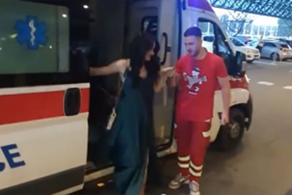 Vjerovali ili ne: Maturantkinje na maturu stigle vozilom Hitne pomoći (VIDEO)