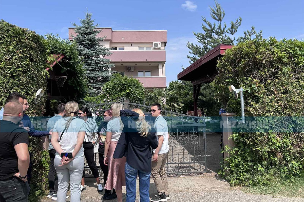 Iz kuće Milana Miličevića iznesen paket, policija donijela laptop i štampač (VIDEO)