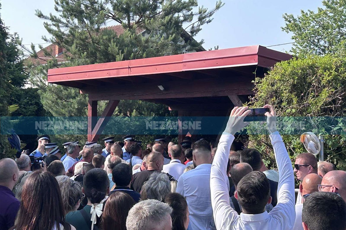 Naguravanje s policijom ispred kuće Milana Miličevića (VIDEO)