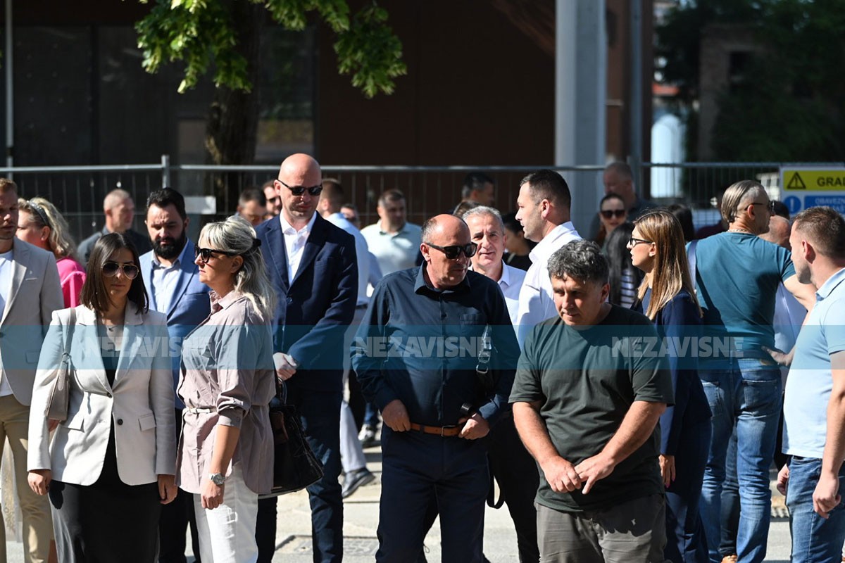 Građani i opozicionari došli pred Tužilaštvo podržati Miličevića (FOTO, VIDEO)