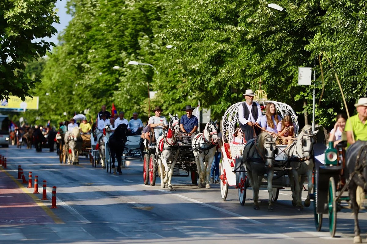 Tradicija i običaji na ulicama Banjaluke: Održan veliki defile kočija (FOTO)
