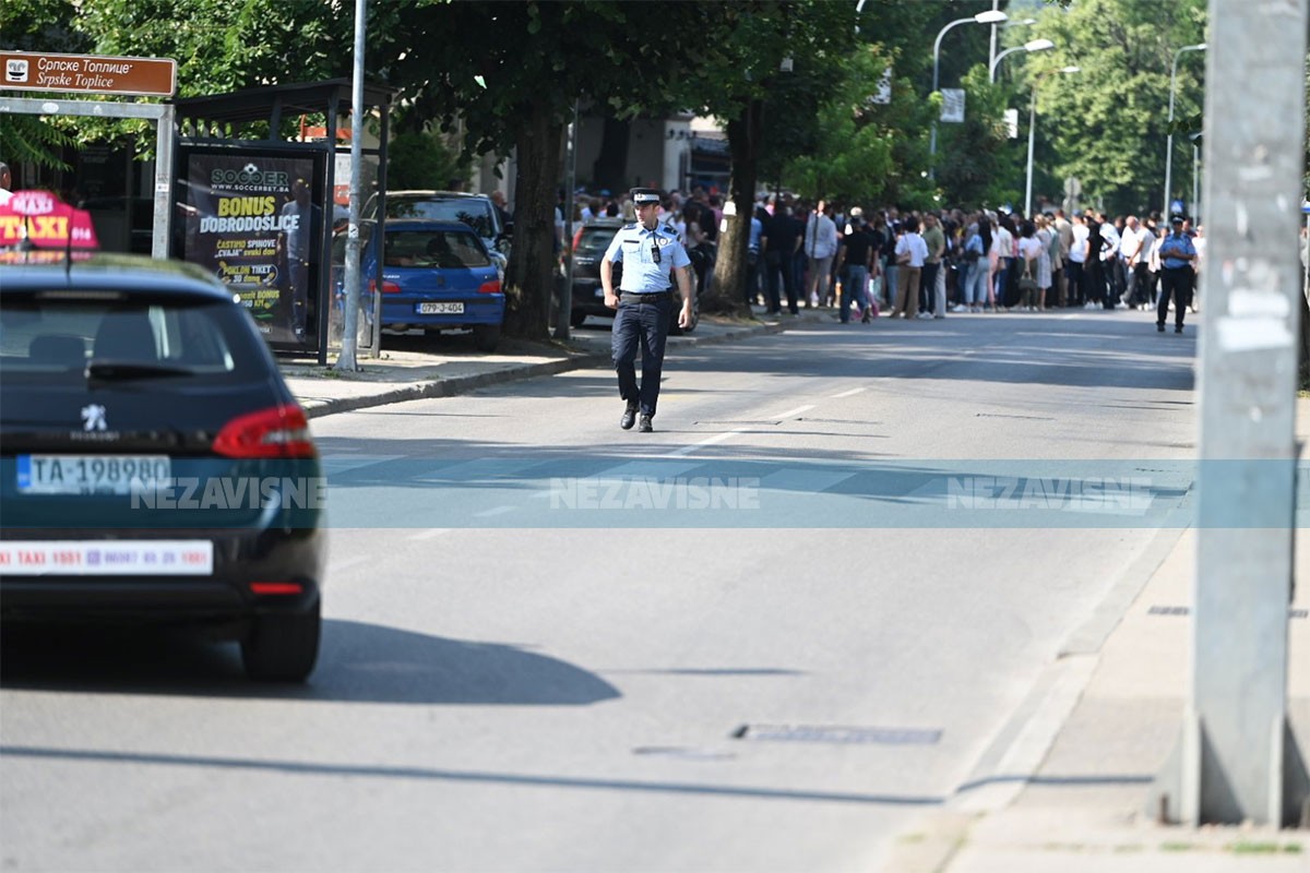Obustavljen saobraćaj u ulici u centru Banjaluke (FOTO)