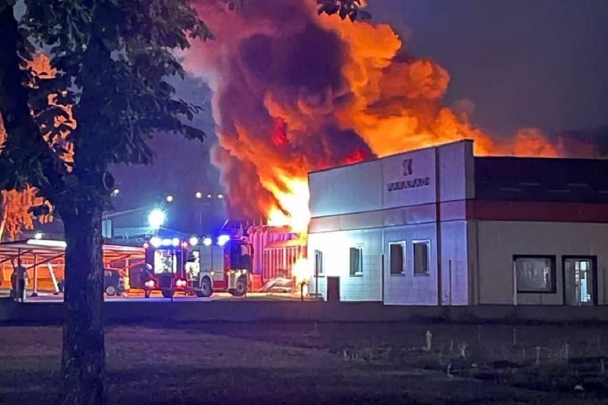 Gorjela fabrika u Bajinoj bašti, vatrogasci satima gasili vatru