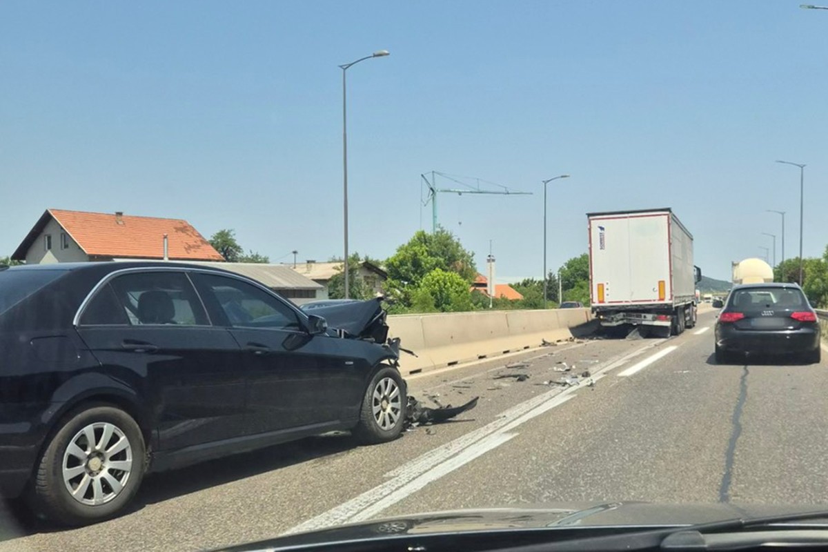 Udes kamiona i mercedesa na brzoj cesti kod Banjaluke (FOTO)
