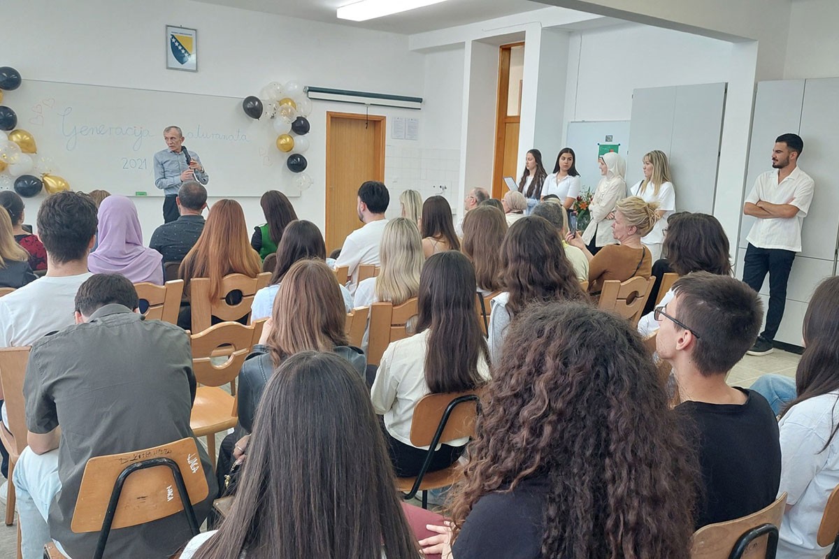 Gimnazijalcima uručene diplome: Svečanost u sjenci velike tragedije