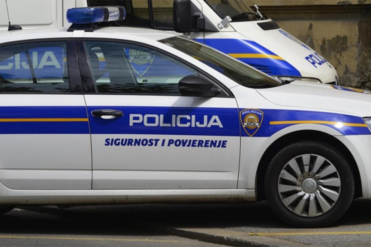 Јedna osoba poginula u sudaru motocikla, dva automobila i kombija