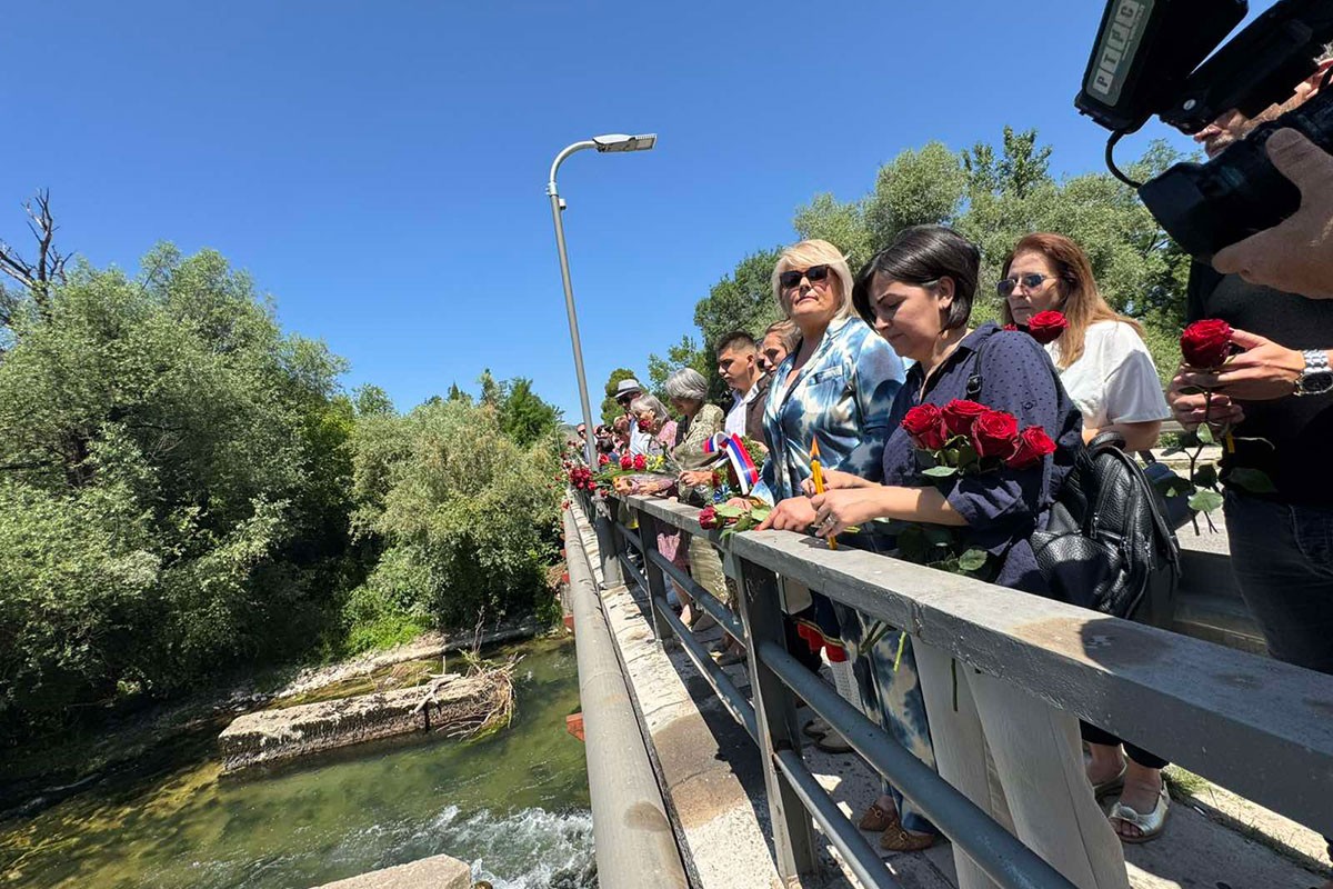 Bačeno cvijeće u znak sjećanja na egzodus Srba iz Mostara