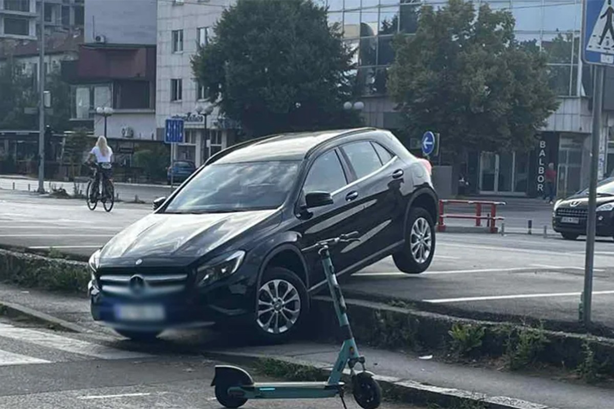 Neobična scena u Banjaluci: Automobil “spao” sa parkinga