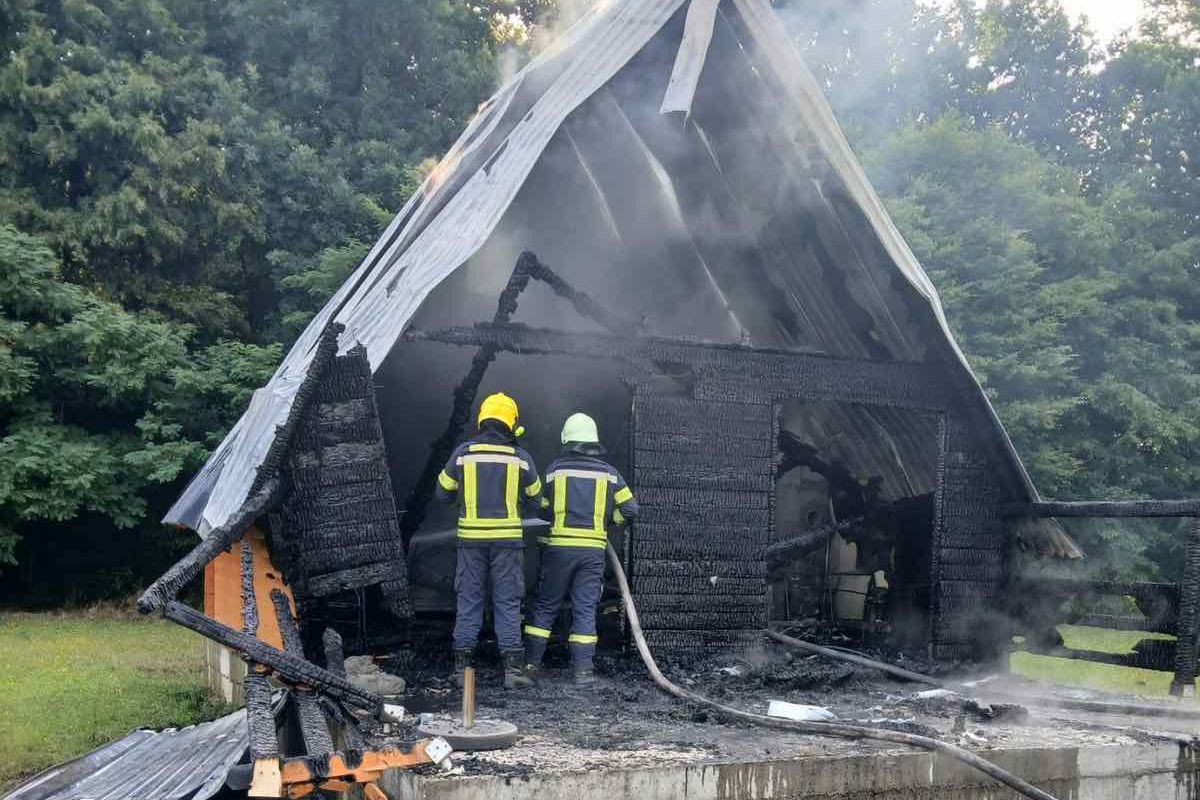 Gorjela vikendica kćerke suspendovane tužiteljke, sumnja se da je zapaljena