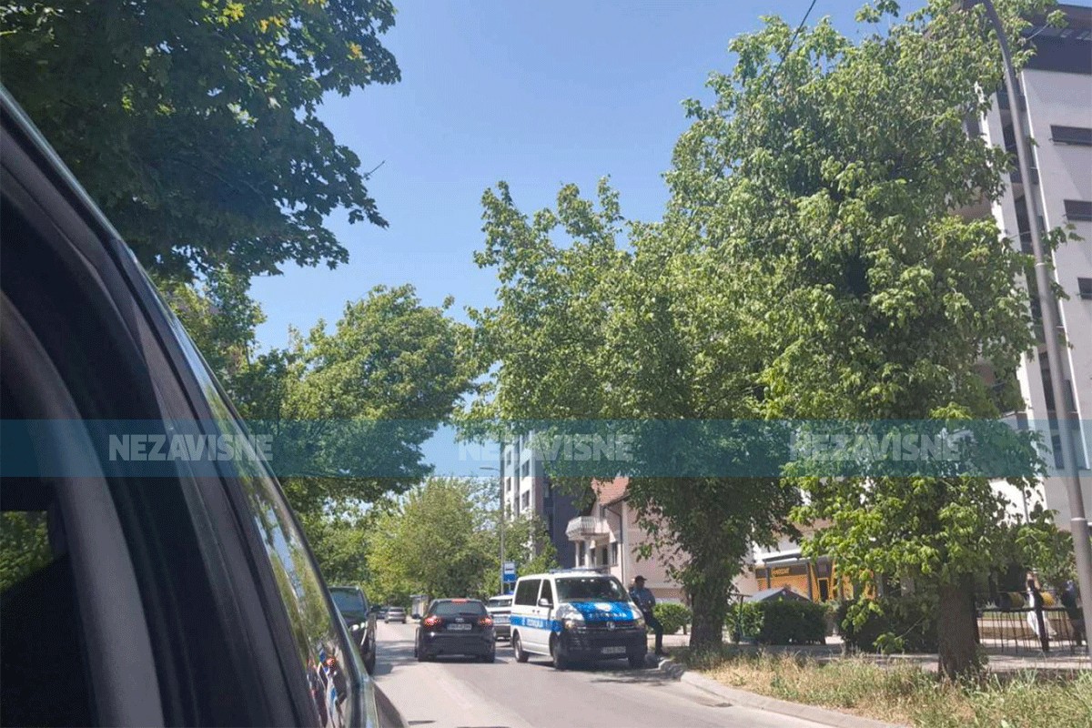 Više vozila policije ispred kafića u Banjaluci