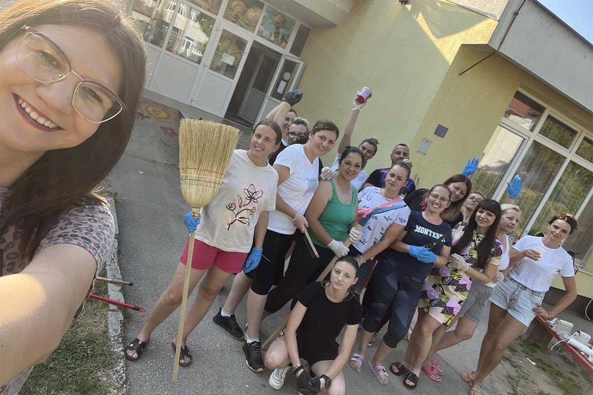 Vaspitači zasukali rukave i uredili igralište (FOTO)