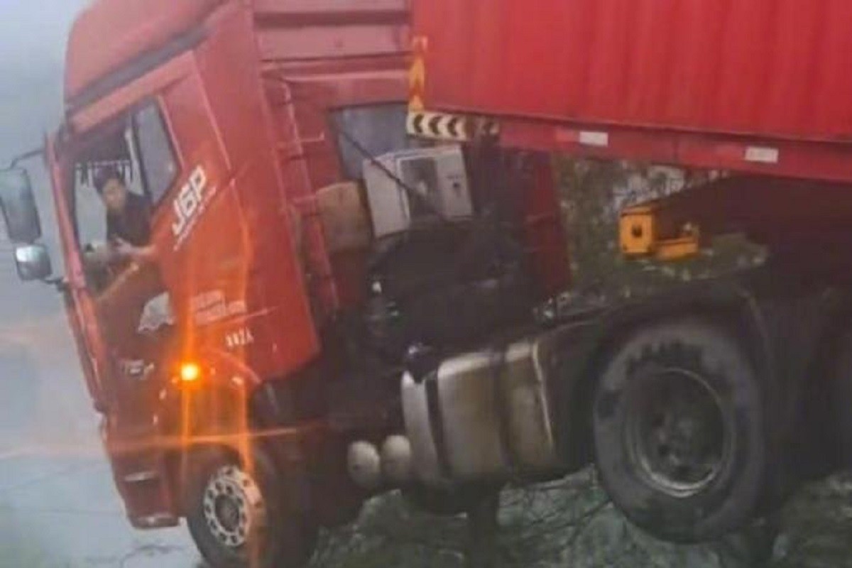 Poplave uništile saobraćajnice: Kamion visi preko ivice mosta (VIDEO)