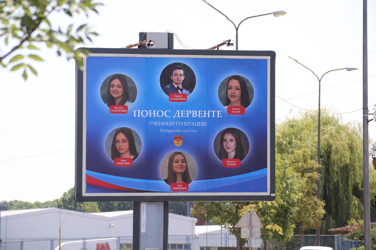 Derventa odala priznanje najboljima: Bilbord za učenike generacije
