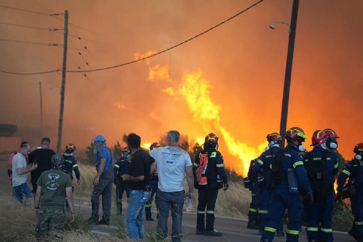 Vanredno stanje usred velikog požara na grčkom ostrvu (VIDEO)