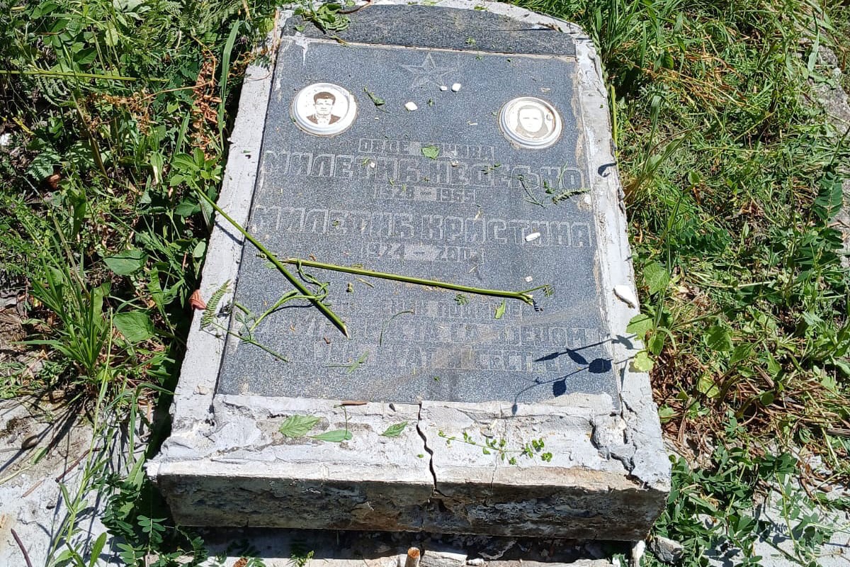 Polupani spomenici na pravoslavnom groblju, porodice ogorčene