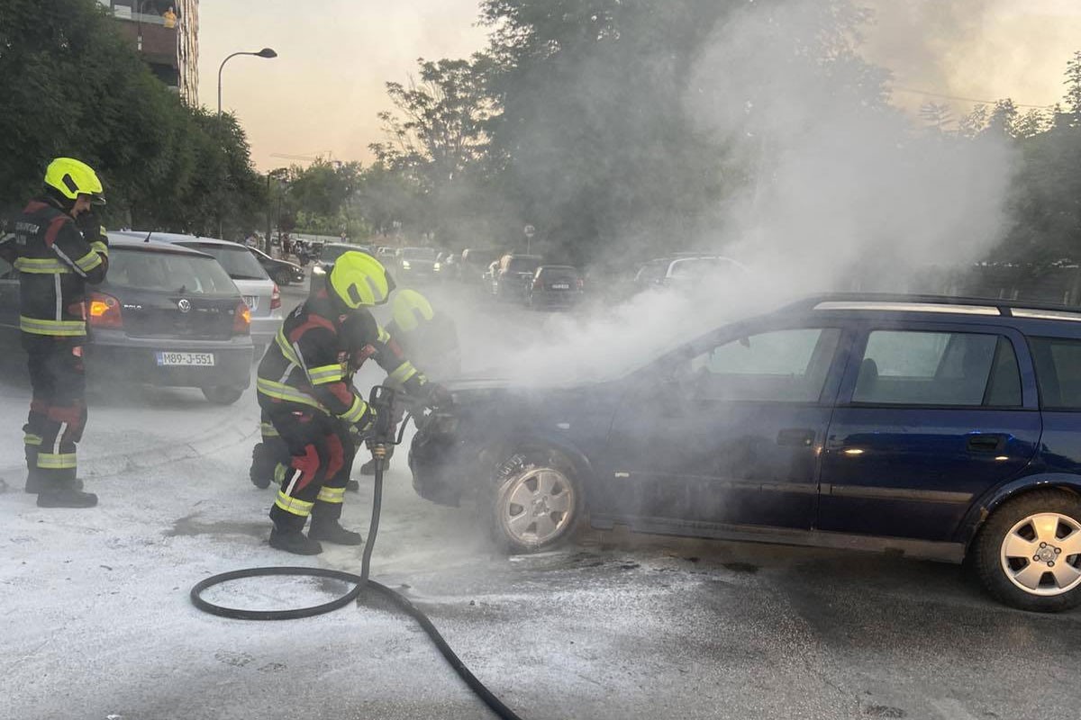 Banjalučki vatrogasci imali više intervencija, gorio i automobil (FOTO)