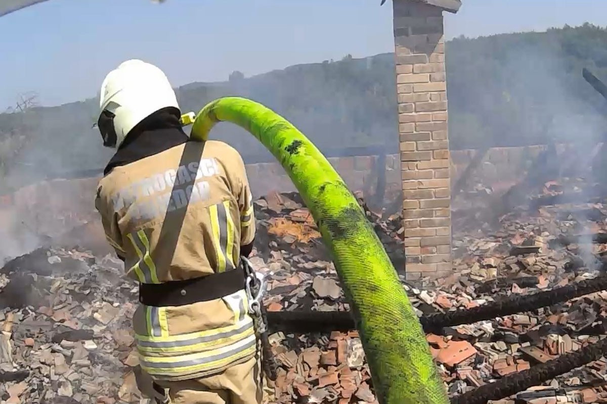 Potpuno izgorjela kuća u Prijedoru (FOTO)
